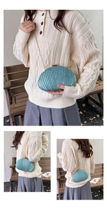 Détails de la pochette coquillage bleu clair avec sequins brillants et chaîne dorée