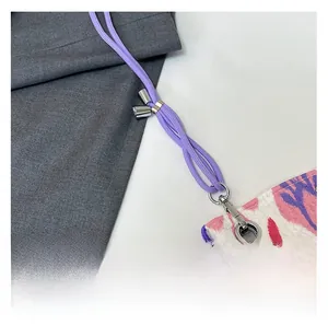 Détail de la sangle tressée lavande avec boucle argentée et pompon violet sur le sac