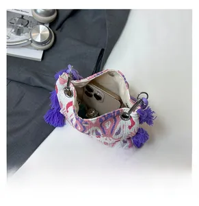 Sac fourre-tout tissé de style ethnique montrant l'espace intérieur pour smartphone