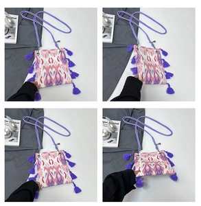 Vue détaillée du sac bandoulière ethnique avec jacquard floral et pompon violet