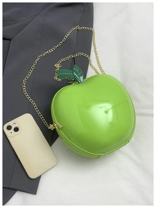 Vue détaillée de dessus d'un sac pomme verte créatif avec finition en cuir verni brillant