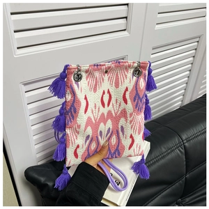 Détail du sac cabas ethnique avec de longues franges violettes et des motifs complexes