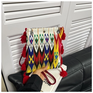 Vue détaillée du sac ethnique fait main avec de longues franges rouges et tissage coloré