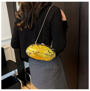 Clutch da sera ovale dorata con trama metallica ondulata e tracolla a catena elegante