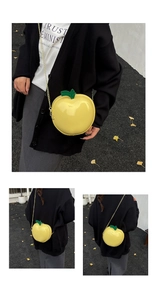 Détail du sac pomme jaune créatif avec finition brillante et feuille verte décorative