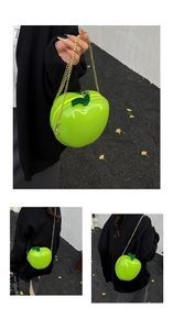 Détail du sac bandoulière pomme verte créatif avec finition brillante et chaîne dorée