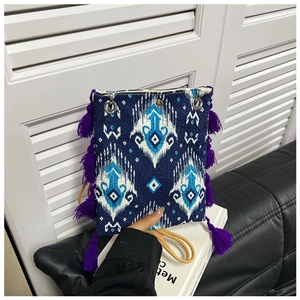 Détail du sac cabas ethnique en jacquard avec franges violettes et bandoulière corde