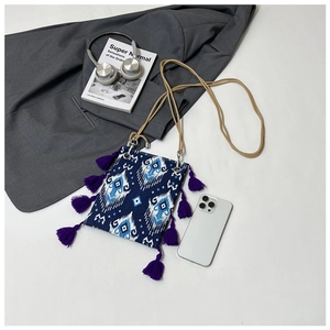Sac fourre-tout à motif ikat bleu avec glands violets et accessoires de mode chic