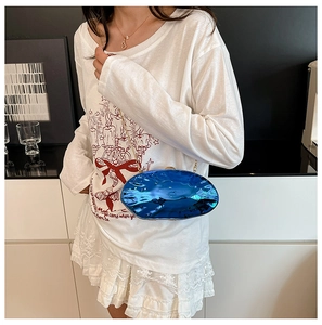Dettaglio borsa a catena blu specchio a forma di uovo con texture ondulata e catena dorata