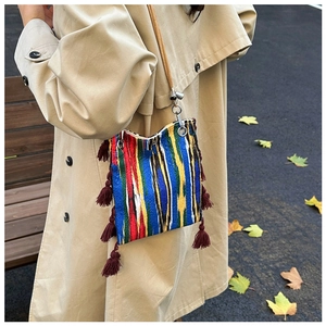 Sac fourre-tout ethnique à rayures avec franges bohèmes dans un décor d'automne chic
