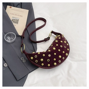 Détails de sac en daim bordeaux avec rivets dorés et œillets métalliques de luxe