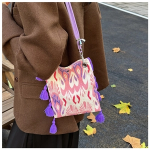 Détail du sac jacquard ethnique avec franges violettes et bandoulière réglable