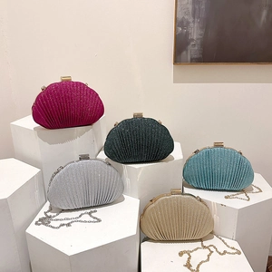 Pochettes coquillage chics avec finition pailletée en plusieurs couleurs et chaînes