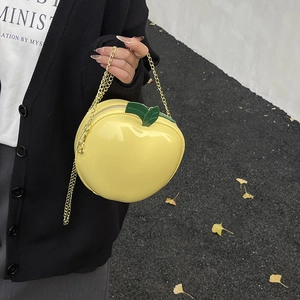 Sac à main créatif en forme de pomme jaune avec finition vernie et chaîne dorée