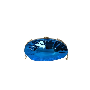 Pochette da sera in acrilico blu reale con trama a onde e catena dorata