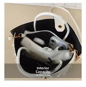 Capacità interna della borsa a secchiello in pelle bianca con telefono e accessori