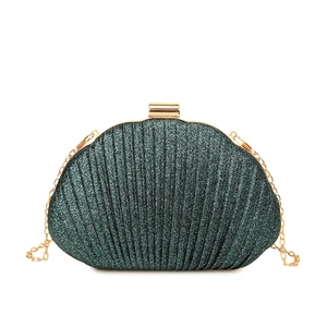 Borsa da sera verde scuro a conchiglia con paillettes, chiusura oro e catena