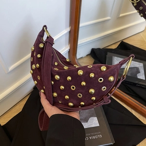 Sac croissant en daim violet foncé avec rivets dorés et design chic de style motard