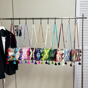 Mini sacs fourre-tout style ethnique avec franges et motifs géométriques tissés