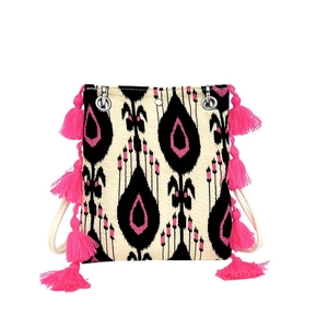Sac fourre-tout bohème avec pompons magenta et imprimé tribal sur fond blanc