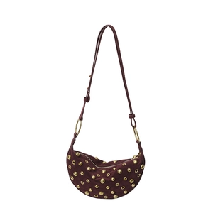 Sac demi-lune en daim bordeaux avec rivets dorés et bandoulière réglable élégante