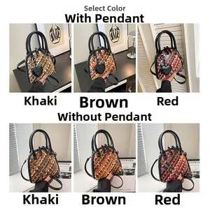Détails de sacs à main tissés en kaki, marron et rouge avec des breloques en cœur