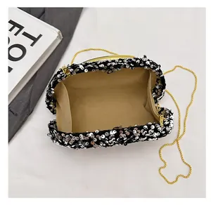 Vue détaillée du sac de soirée pailleté avec cadre doré et doublure intérieure spacieuse