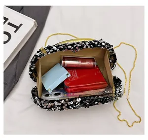 Vue intérieure montrant la grande capacité de la pochette de soirée à paillettes noires