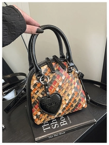 Détail de la texture tissée colorée du sac coquille avec charm en forme de cœur