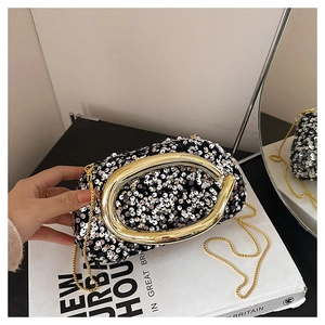 Détail de la pochette de soirée à paillettes avec large poignée dorée et chaîne