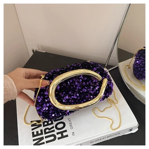 Gros plan sur les paillettes violettes et la poignée en métal doré de la pochette