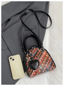 Vue de dessus du mini sac tressé coloré à côté d'un smartphone montrant sa taille compacte