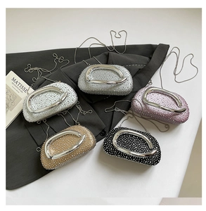 Vue détaillée de sacs de soirée de luxe avec strass et élégantes poignées en métal en U