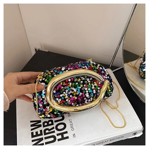 Détail du sac de soirée à paillettes arc-en-ciel avec anse en C dorée et chaîne