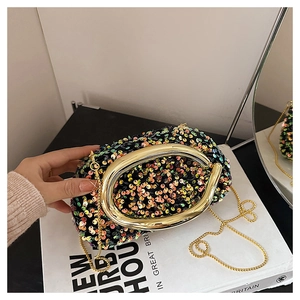 Détail de la pochette de soirée à paillettes avec poignée dorée et bandoulière chaîne