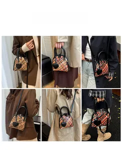 Vues détaillées d'un sac tressé porté avec diverses tenues pour un look rétro décontracté