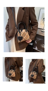 Vues détaillées d'un sac à main tissé avec breloque cœur et finitions en cuir noir