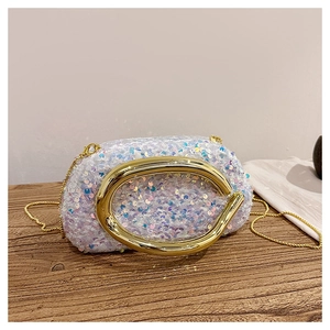 Détail du sac de soirée blanc à paillettes avec poignée dorée en C et bandoulière chaîne