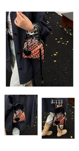 Détails du sac à main tissé multicolore avec breloque cœur noir et bandoulière chic