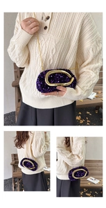 Détail de la pochette de soirée à paillettes violettes avec anse dorée et bandoulière