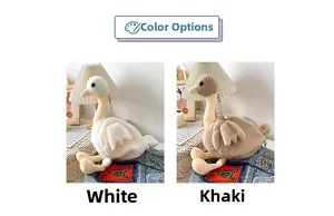 Détail de sacs à bandoulière canard en peluche blanc et kaki avec chaîne en métal