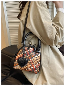 Détail de la texture en cuir tissé coloré et de la forme coquille du sac à bandoulière