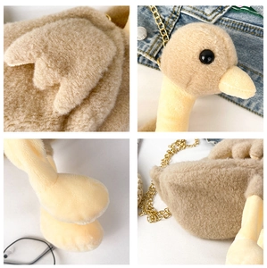 Détails de la peluche autruche montrant la texture douce et la chaîne dorée