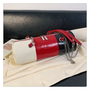 Détail du sac polochon tricolore brillant avec fermeture éclair double et chaîne