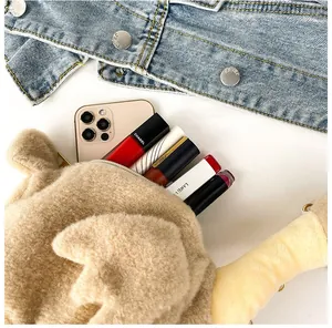 Vue intérieure montrant la capacité de rangement du sac en peluche canard marron