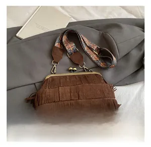 Détail du sac en daim marron à franges avec fermoir métallique rétro vintage