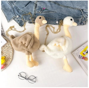 Détails des sacs bandoulière canard en peluche avec chaînes dorées et texture douce