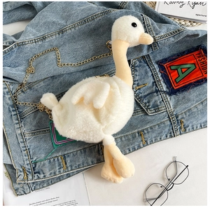 Détail du joli sac bandoulière oie en peluche blanche avec une fine chaîne dorée