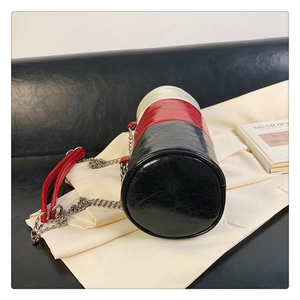 Détail du sac polochon tricolore en cuir PU froissé avec bandoulière chaîne argent