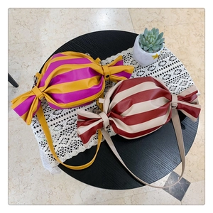 Détail de sacs bandoulière en forme de bonbon avec design plissé et rayures